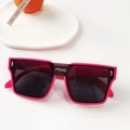 Détail de lunettes de soleil carrées roses pour enfants avec verres foncés et logo FENG - Monture Rose Rouge Verres Gris