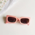 Occhiali da sole retrò rettangolari con montatura rosa tenue e lenti scure in piano - Rosa