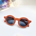 Runde Kinder-Sonnenbrille in lebhaftem Mattorange mit dunkelgrauen Brillengläsern - C110351 / Orange