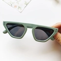 Retro lichtgroene cat-eye zonnebril voor kinderen met zwarte lenzen en UV400-bescherming - Bleek Erwtengroen