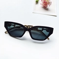 Cat-eye zonnebril met glanzend zwart montuur en gouden kettingdetails op de poot - Zwart