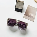Gafas de sol cuadradas con pedrería, lentes degradadas color púrpura y montura de lujo - Patrón Blanco y Negro (Estampado de vaca)