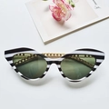 Lunettes de soleil œil de chat à rayures noires et blanches et chaîne dorée - Rayé