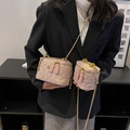 Borsa a secchiello in tweed rosa e viola con fiore dorato e tracolla a catena - Rosa