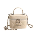 Beige gesteppte Handtasche mit Goldkette und Herzanhänger in einer zentrierten Ansicht - 15x8x11cm / Gebrochenes Weiß