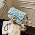 Kleine Umhängetasche aus hellblauem und grünem Tweed mit goldener Kette und Verschluss - Blau