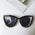Détail macro de lunettes de soleil œil-de-chat blanches avec strass noirs et verres - Oeil de Chat Blanc Avec Pierres Précieuses Noires Incrustées