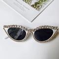 Détail de lunettes de soleil œil-de-chat blanches avec strass de luxe et verres foncés - Oeil de Chat Blanc Entièrement Serti de Strass Blancs