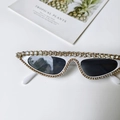 Detailansicht der weißen Cat-Eye-Sonnenbrille mit luxuriösem Strass auf weißem Hintergrund - Weiß Katzenauge Goldbasis Dichte Strass Einlage