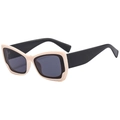 Retro Katzenaugen-Sonnenbrille mit beige-schwarzem Rahmen und dunkelgrauen Gläsern - Beige schwarze Bügel C03