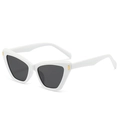 Retro Katzenaugen-Sonnenbrille in Weiß mit luxuriösen goldenen Metalldekorationen - Weißer Rahmen Dunkelgraue Gläser