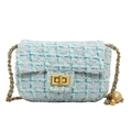 Bolso de hombro de tweed azul y blanco con cadena dorada y colgante de esfera - Azul