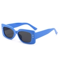 Gafas de sol cuadradas azul brillante con montura gruesa y remaches de estrella dorada - Montura Azul Lente Gris