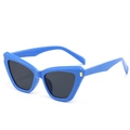 Lunettes de soleil œil de chat à monture bleu vif avec verres gris et détails dorés - Monture Bleue Verres Gris