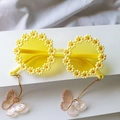 Occhiali da sole a margherita per bambina con montatura gialla e ciondolo a farfalla - Giallo