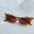 Occhiali da sole retrò cat-eye con montatura tartarugata e lenti marrone scuro - Stampa leopardata