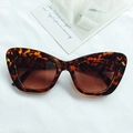 Gafas de sol retro de ojo de gato carey con lentes marrones sobre tela con textura - Estampado de leopardo