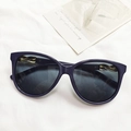 Trendige dunkelviolette Sonnenbrille mit schwarzen Gläsern und goldener Metallverzierung - Marineblau