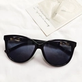 Modische Oversize-Sonnenbrille in Schwarz mit goldenem gedrehtem Metalldetail am Rahmen - Schwarz