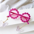 Occhiali da sole con margherite rosa per bambine e catenella con farfalla viola - Rosso rosa