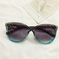 Occhiali da sole cat-eye con lenti sfumate viola e montatura blu-grigia con dettagli - Verde e Blu Sfumato
