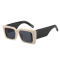 Quadratische beige Sonnenbrille mit breiten schwarzen Bügeln und Retro-Metallnieten - Cremeweißer Rahmen Graue Gläser (Schwarze Bügel)