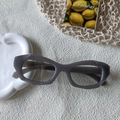 Gafas de sol retro cat-eye con montura geométrica gris humo sobre un fondo limpio - Gris Gelatina