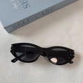 Occhiali da sole retrò cat-eye neri con lenti scure e dettagli in metallo dorato - Nero e Grigio