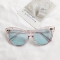 Lunettes de soleil œil de chat roses avec verres bleu clair sur fond de tissu blanc doux - Rose Transparent Vert