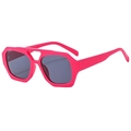 Chique polygonale roze oversized zonnebril met grijze glazen en dubbele brug ontwerp - Rozerood