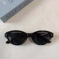 Occhiali da sole retrò cat-eye con montatura nera, lenti scure e rivetti in argento - Nero e Grigio