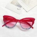 Cat-Eye-Sonnenbrille mit pinkem Rahmen und blauem Schildpattmuster auf weißem Stoff - Rosarot zu Blau Verlauf