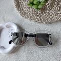 Chic cat-eye sunglasses featuring a thick transparent frame and dark grey lenses - Clear with Silver Mirror