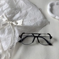 Detalle de gafas negras de montura completa con diseño de orejas de gato y remaches - Montura Negra Lentes Transparentes