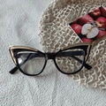 Montatura occhiali da gatto nera chic con eleganti accenti in metallo oro ondulato - Nero