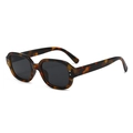 Gafas de sol retro con montura de carey, lentes gris oscuro y remaches plateados - Montura de Leopardo Lentes Verdes