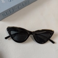 Occhiali da sole retrò cat-eye neri con finiture in metallo dorato da donna - Nero e Grigio
