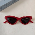 Lunettes de soleil œil de chat rouges rétro avec garniture dorée et verres foncés - Rouge Gris