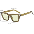 Vista frontale di occhiali da sole verdi cat-eye con larghezza 14,6 cm e peso di 28 g - Verde oliva