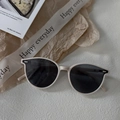 Gafas de sol ovaladas para niños en blanco crema con lentes grises y detalles plata - Blanco Roto