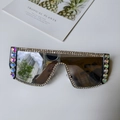 Oversize-Sonnenbrille im Disco-Stil mit weißen Kristallen und schillernden AB-Steinen - Schwarzer Schildrahmen Mit Beidseitigen AB Regenbogen Strasssteinen