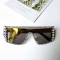 Flache Oversize-Sonnenbrille mit weißen Strasssteinen und großen AB-Kristallen auf Schwarz - Schwarzes Flat-Top Übergroßes Gestell Mit Phantom AB Diamanten