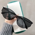 Futuristische Y2K randlose Cat-Eye-Sonnenbrille mit dunklen Gläsern und grünem Etui - Dunkelgrau