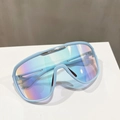 Detalle de gafas de sol extragrandes azul claro con lentes irisadas y barra metálica - Azul Oro