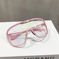 Primer plano de gafas deportivas rosas con barra metálica y almohadillas de silicona - Rosa