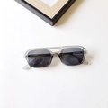Lunettes de soleil carrées modernes avec monture grise transparente et verres foncés - Adulte / Gris fumé