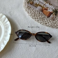 Detail view of tortoiseshell oval sunglasses with 14.1cm frame width and dark grey lenses - Leopard Print