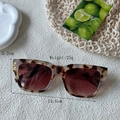 Klassische quadratische Sonnenbrille mit Schildpattmuster, Nieten und Verlaufsgläsern - Milchkuhmuster