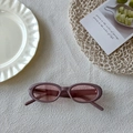 Detailansicht der Vintage-Oval-Sonnenbrille mit rosa Rahmen und rosa Gläsern - Altrosa