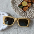 Detailansicht der cremefarbenen Polygon-Sonnenbrille mit Maßen 5,2 cm Höhe und 14,2 cm Breite - Gelb